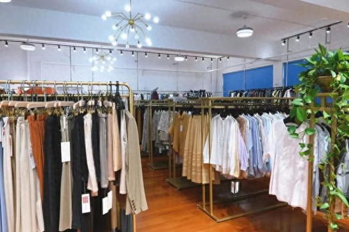 美女企业家变身时尚主播，金山宝藏服装工厂店引领消费新潮流